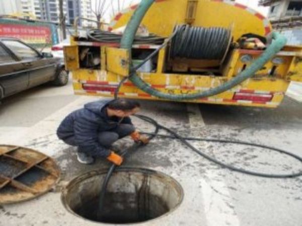 工人疏通河道真人（工人疏通河道真人照片）